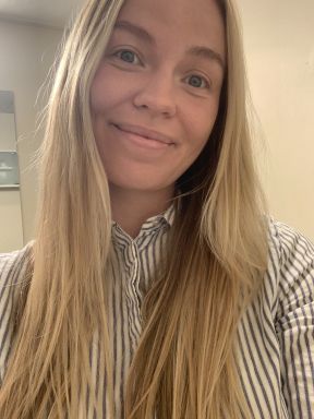 Iselin ble udannet barnehagelærer i 2018 og har vært i Stalllen siden  2019. Hun jobbet som pedagogisk leder i 5 år før hun ble styrer.